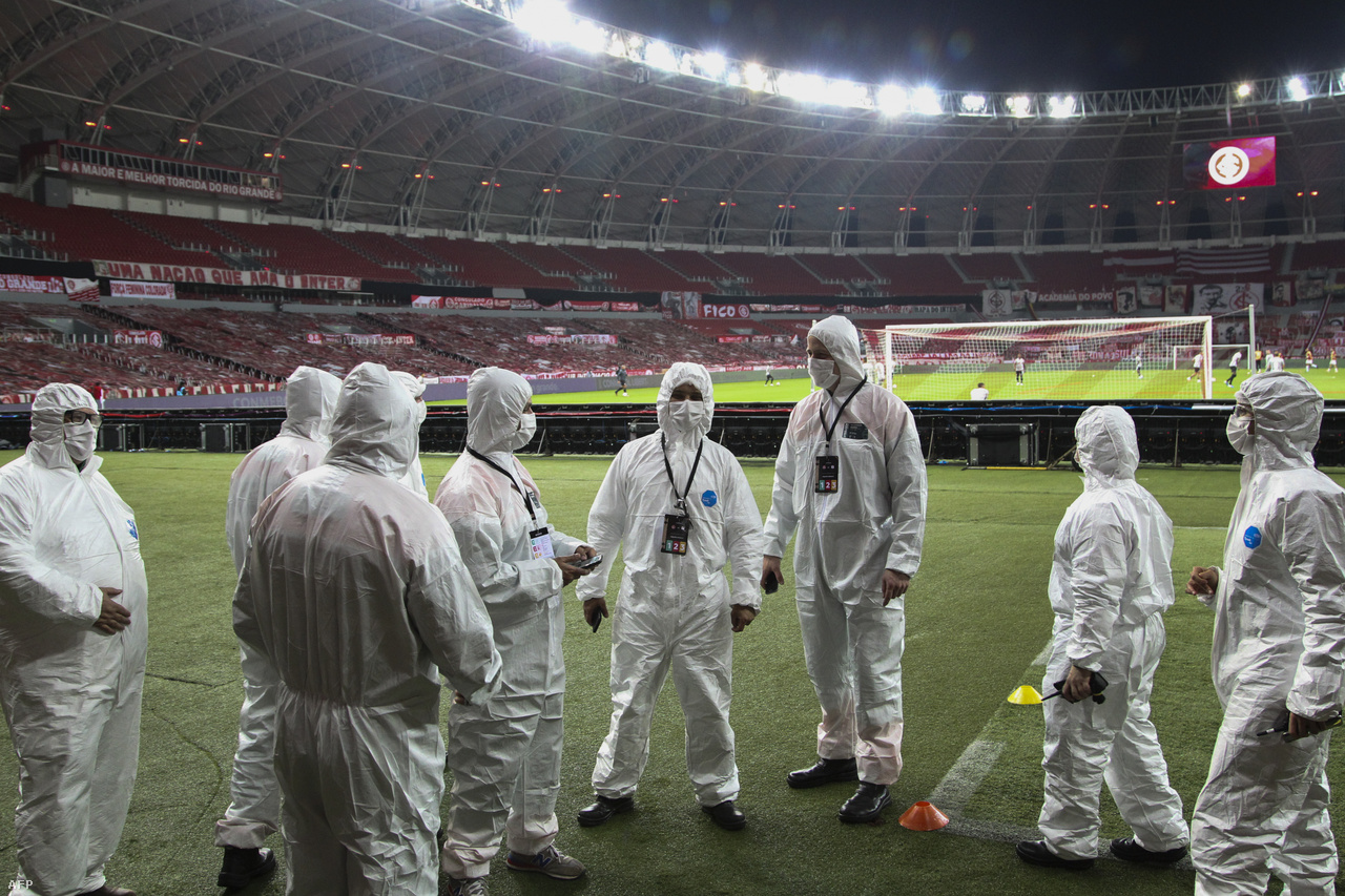 Another scene that has become commonplace due to the coronavirus pandemic: staff cleaning up stadiums instead of security men.  Since the wards are empty, fewer security personnel are needed, but more and more disinfection / cleaning personnel are needed to protect against the epidemic.