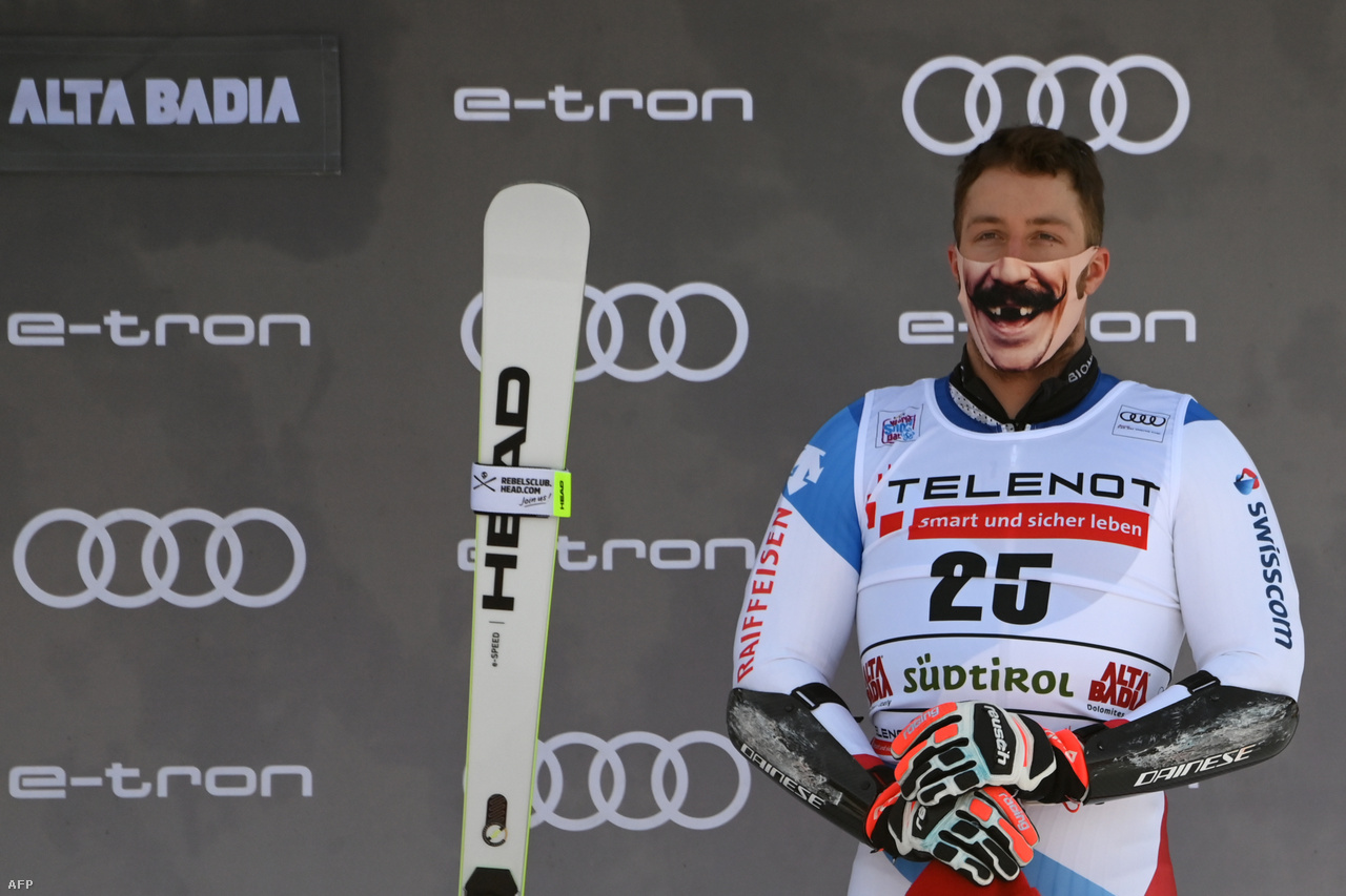Swiss Alpine skier Justin Moriser poses with a mask on the stage.  Strict epidemiological measures have been taken, including wearing masks, in sporting events that continue despite the Coronavirus.