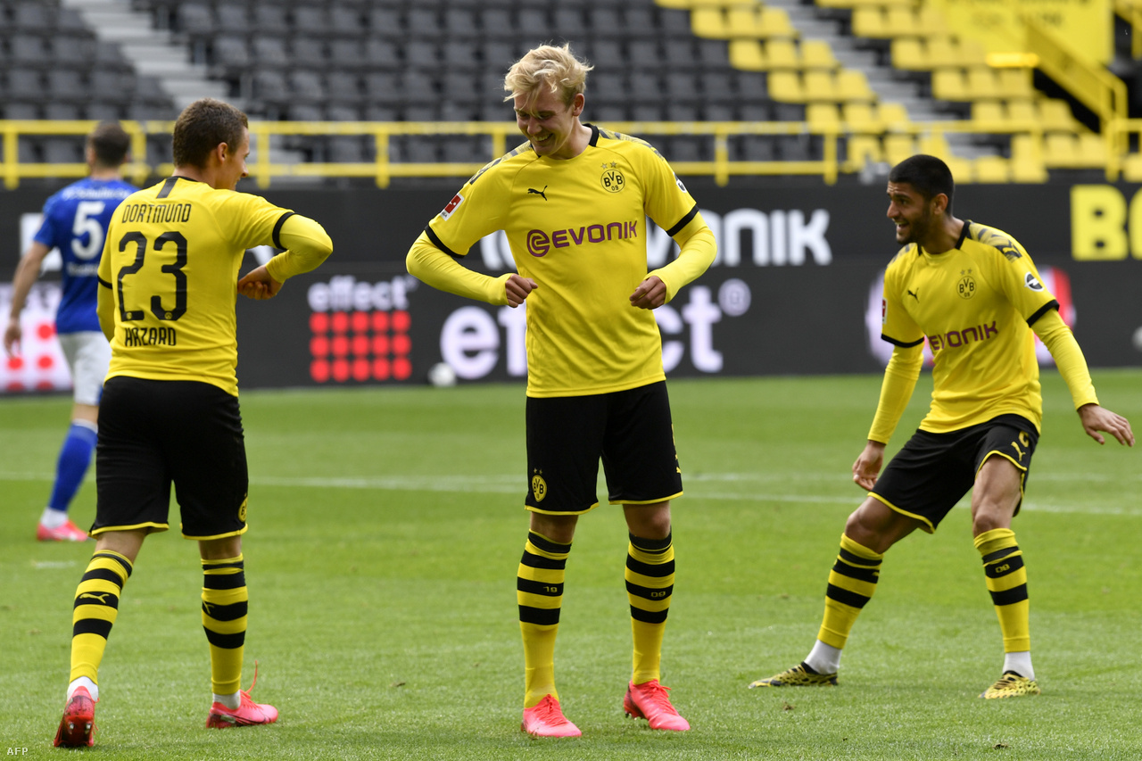 In most sports, the usual hugging of a goal's pleasure (of course not quite, actually ...) has been replaced by a fist or elbow.  In the photo, Borussia Dortmund players Thurgan Hazade and Julian Brandt celebrate with a goal.