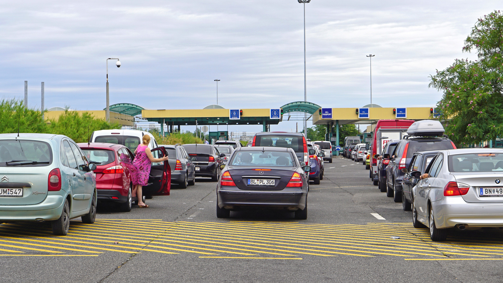 Hundreds of cars were returned from the Czech-German border