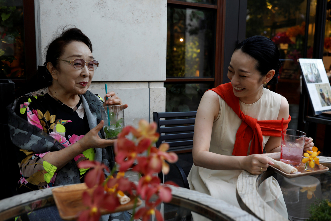 Geisha Ikoku and Koiko while having coffee in Tokyo 