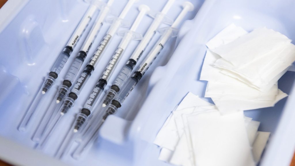 A Pfizer-BioNTech koronavírus elleni vakcinájának második adagjai beadás előtt a nyíregyházi Jósa András Oktatókórházban 2021. január 17-én.