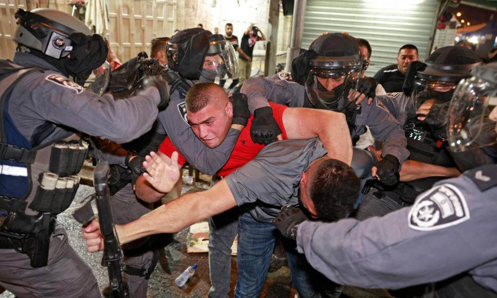 People’s word Hundreds were injured in the clashes in Jerusalem