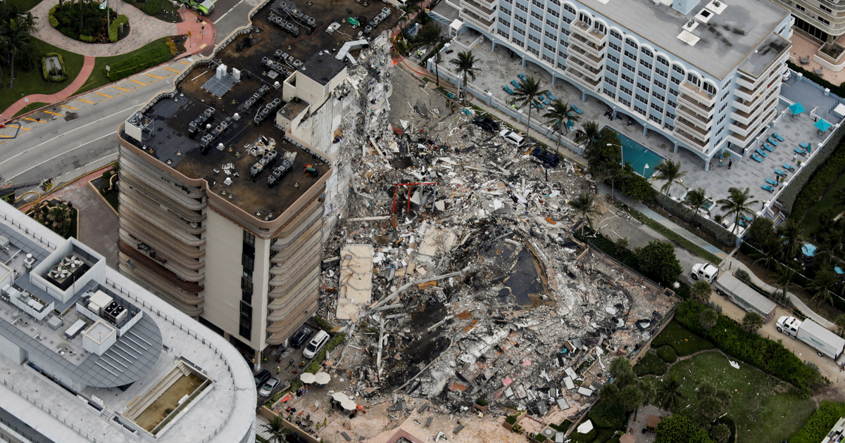 Index - Outside - A fire is burning under the rubble of the collapsed 12-storey house