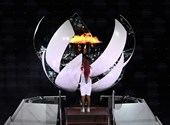 Distance and colorful costumes - that was the opening ceremony of the Olympics