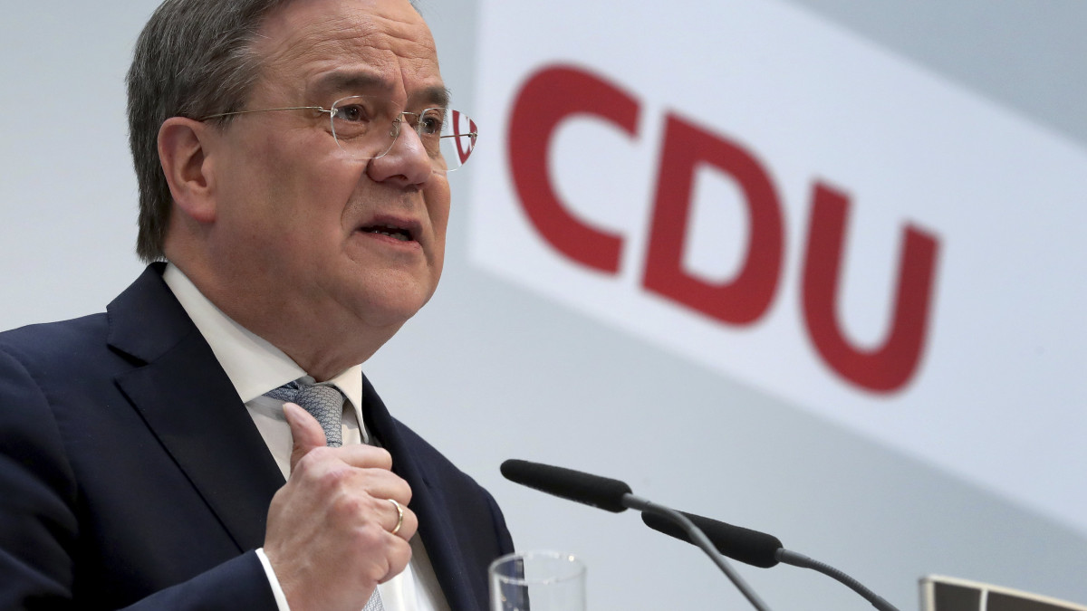 Armin Laschet, észak-rajna-vesztfáliai tartományi miniszterelnök, a Német Kereszténydemokrata Unió (CDU) elnöke sajtótájékoztatót tart pártja berlini székházában 2021. március 15-én, a tartományi törvényhozási (Landtag-) választások napját követően. A németországi Baden-Württemberg tartományban a Zöldek, Rajna-vidék-Pfalz tartományban a szociáldemokraták (SPD) kapták a legtöbb szavazatot.