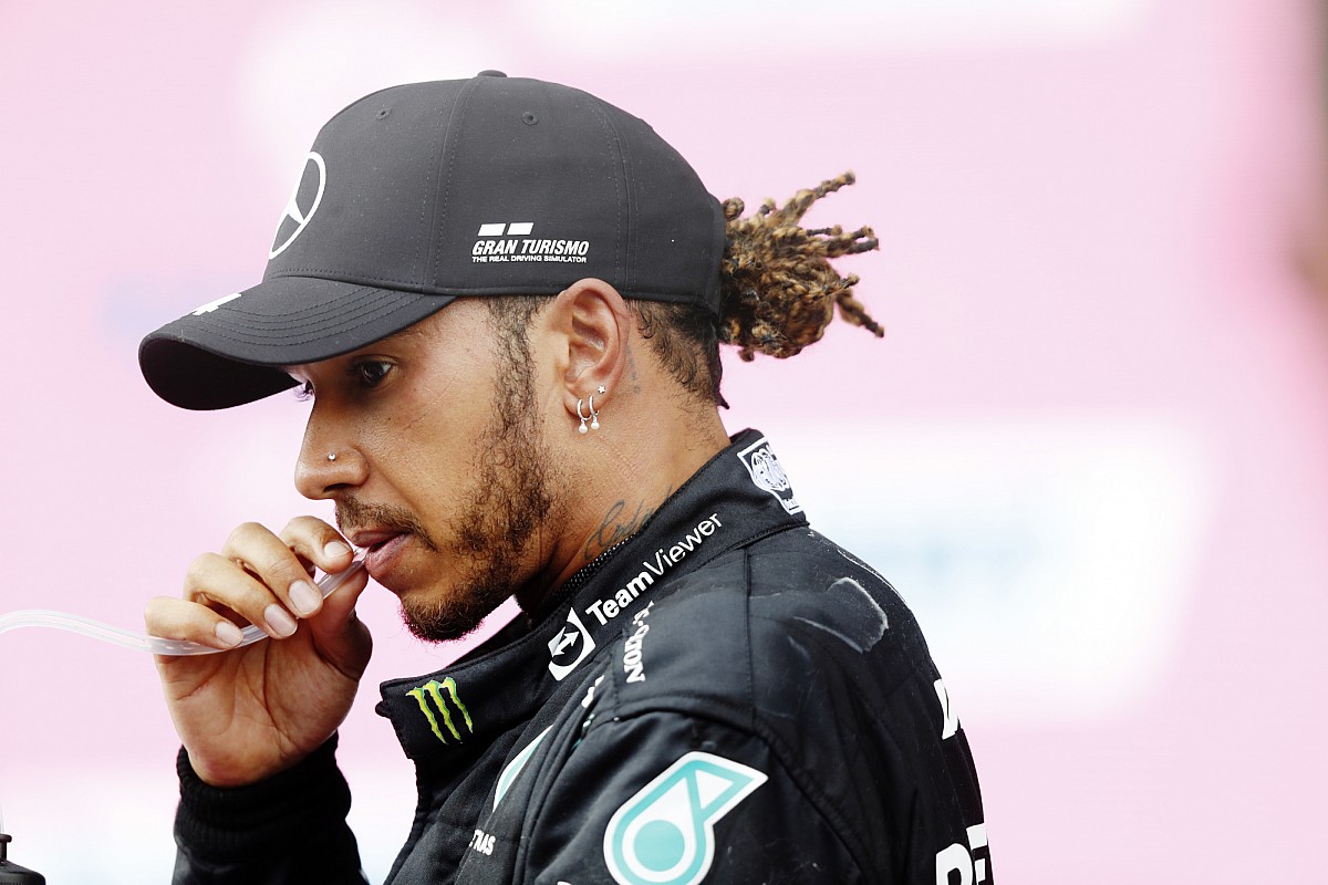 Hamilton aggódik a tömeg miatt Silverstone-ban