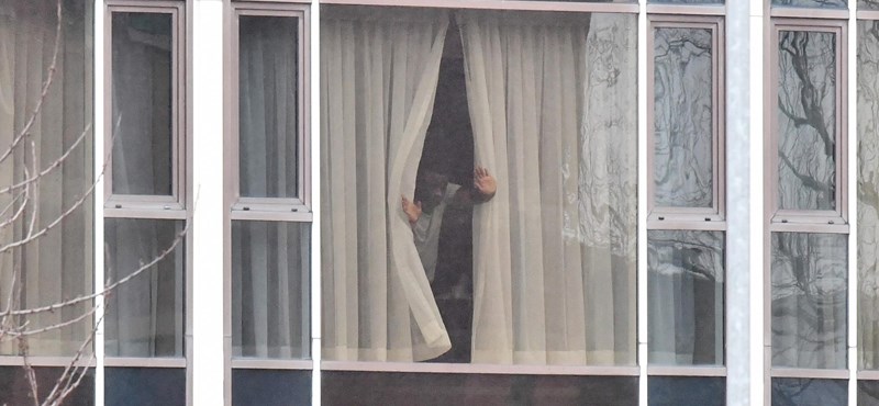 A man escapes from quarantine on a rope knotted from sheetsلاء