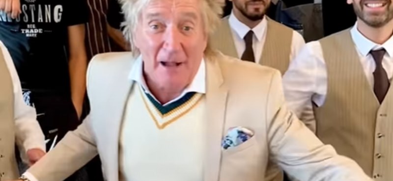 This is how Rod Stewart celebrates with Hungarian waiters