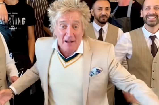 Life + Style: This is how Rod Stewart celebrates with Hungarian waiters