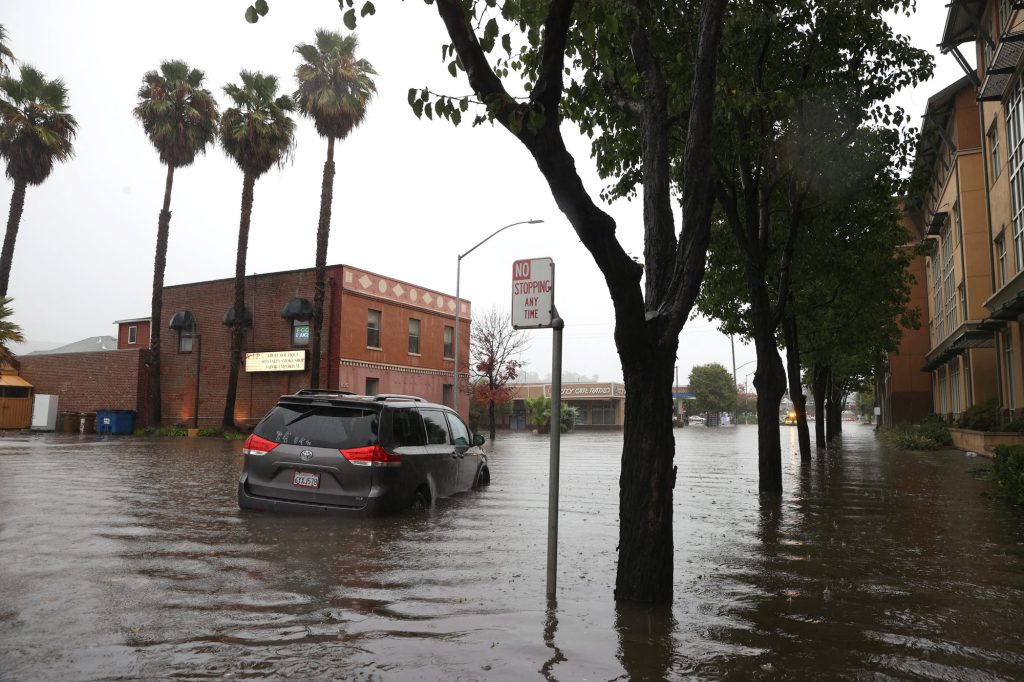 A violent hurricane swept the West Coast of the United States