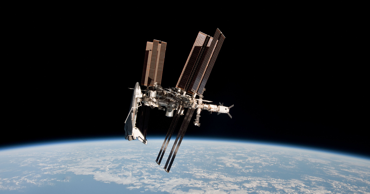 Catalog - Technical Sciences - Astronaut goes to the International Space Station aboard an American spacecraft again
