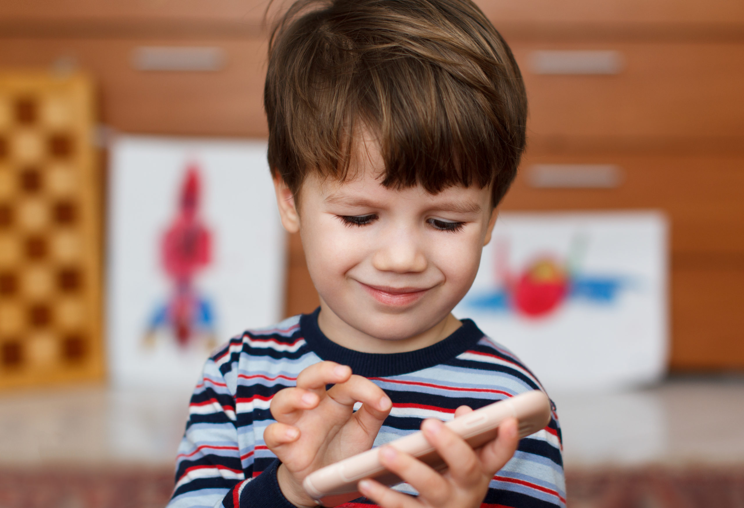 Even the youngest can browse their phones to see a picture that will surprise even parents Photo: Shutterstock