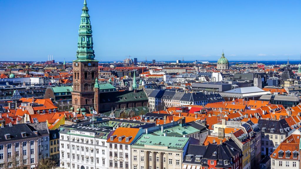 Denmark also tightens: schools and restaurants close