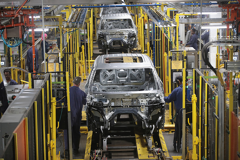 Oltásra kötelezte mind a 32 ezer dolgozóját a világ egyik legnagyobb autógyártója