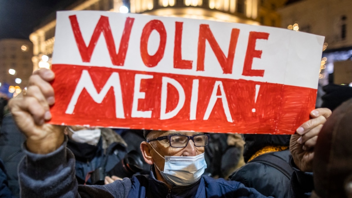 President vetoes disputed Polish media law