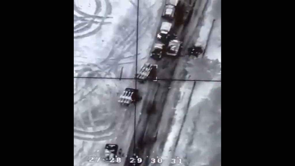 In the video, the devastating attack of the fearsome TB2 drone: Russian troops injured