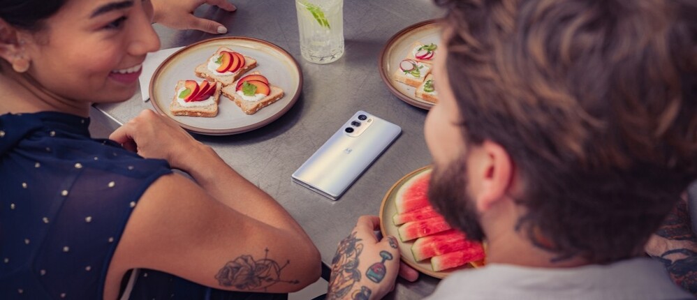 I don't know if peach bread is delicious, but in this photo, someone is eating next to a Motorola Edge 30 Pro on the left.