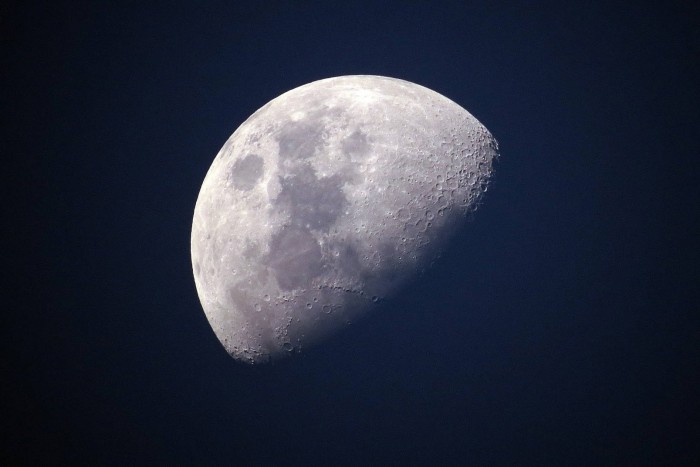 Pénteken óriási űrszemét csapódik a Holdba