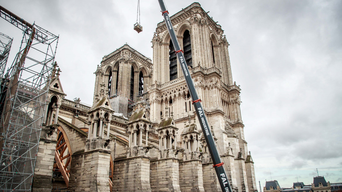 Helyreállítást előkészítő munkálatokat végeznek a párizsi Notre-Dame székesegyházon 2019. október 15-én. A gótikus katedrális huszártornya és gerendázata megsemmisült az április 15-i tűzvészben. Szakemberek szerint a helyreállítás mintegy öt évet vesz majd igénybe.