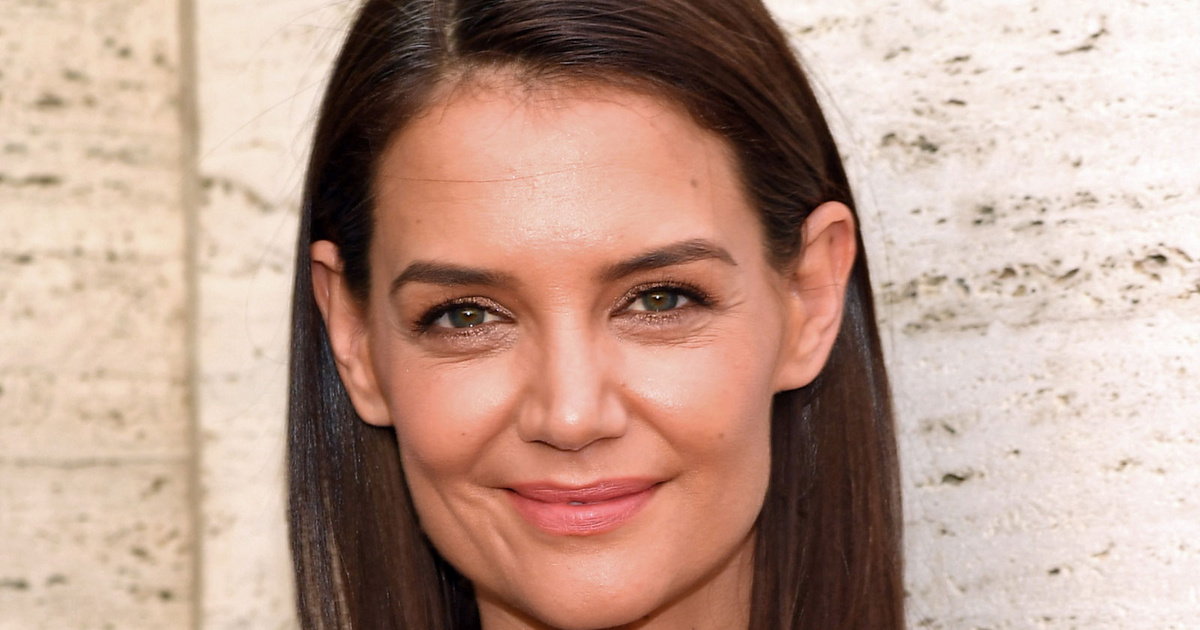 Katie Holmes hits the red carpet for the first time with her partner of 10 years: the actress's musician's twisted head - Worldstar