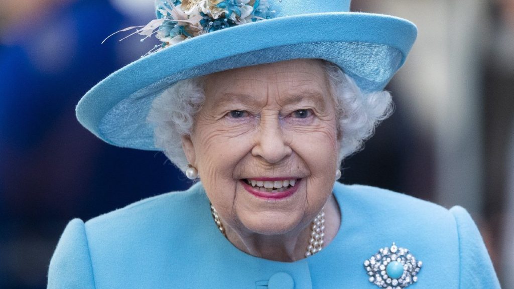 They couldn’t believe their eyes when they saw Queen Elizabeth walking on the subway