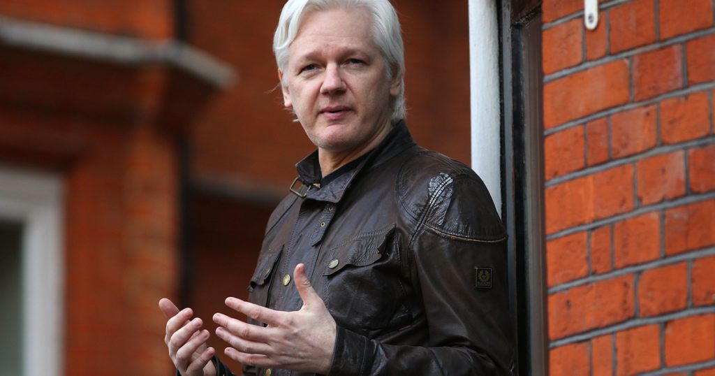 Index - Abroad - Orders the Extradition of Julian Assange