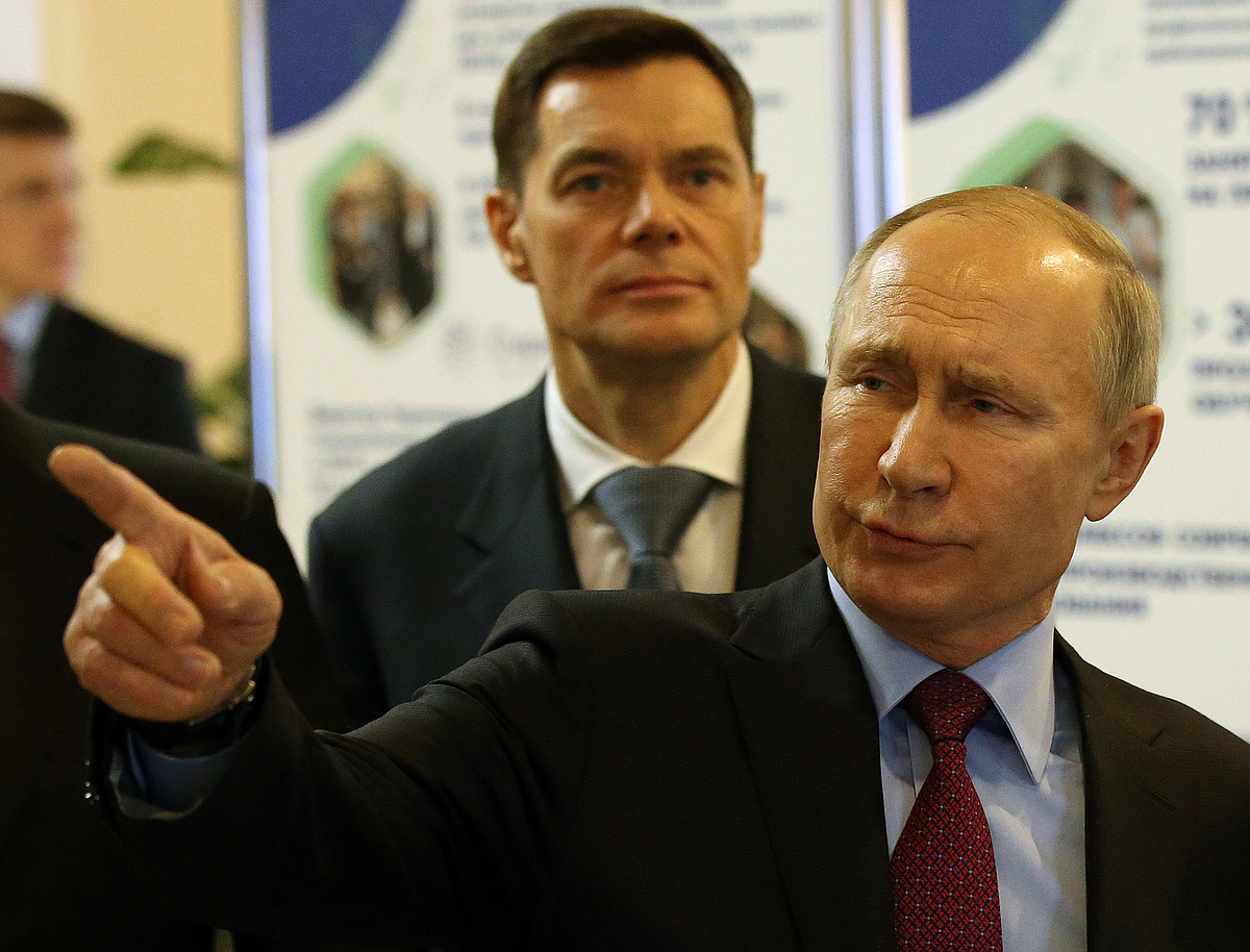 Putin smiles openly at EU sanctions efforts