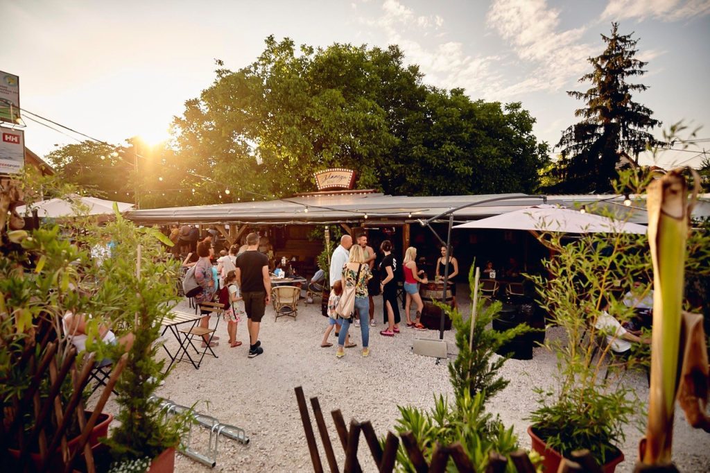 At the foot of the Csíki Hills in Budaörs we find one of the coolest food bars in the area