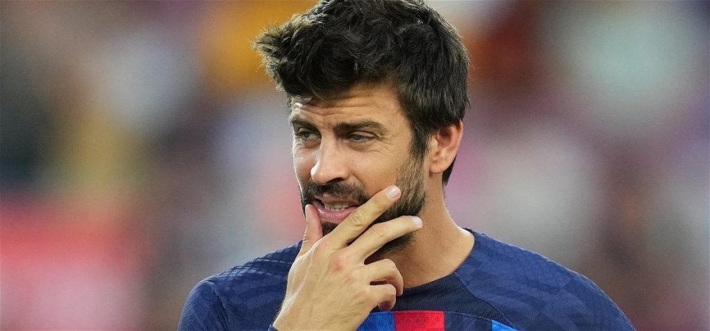 This is what the girl looks like, as soccer player Pique tossed Shakira with swaying thighs