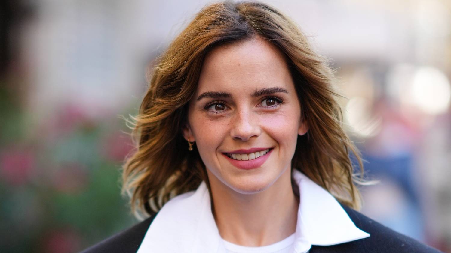 Velvet - Gummy - Emma Watson poses with short hair in a perfume campaign