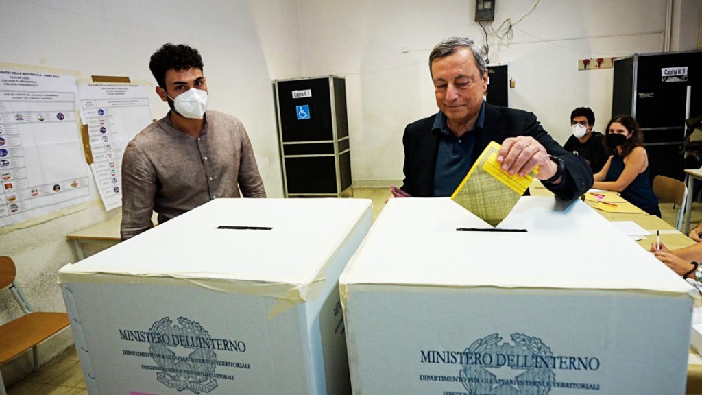 Italian elections: 51.1 percent of eligible voters cast their ballots by 7 p.m.
