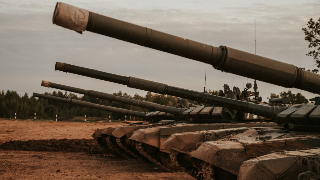 The Russians are preparing for something: a lot of tanks are gathering near Hirsun