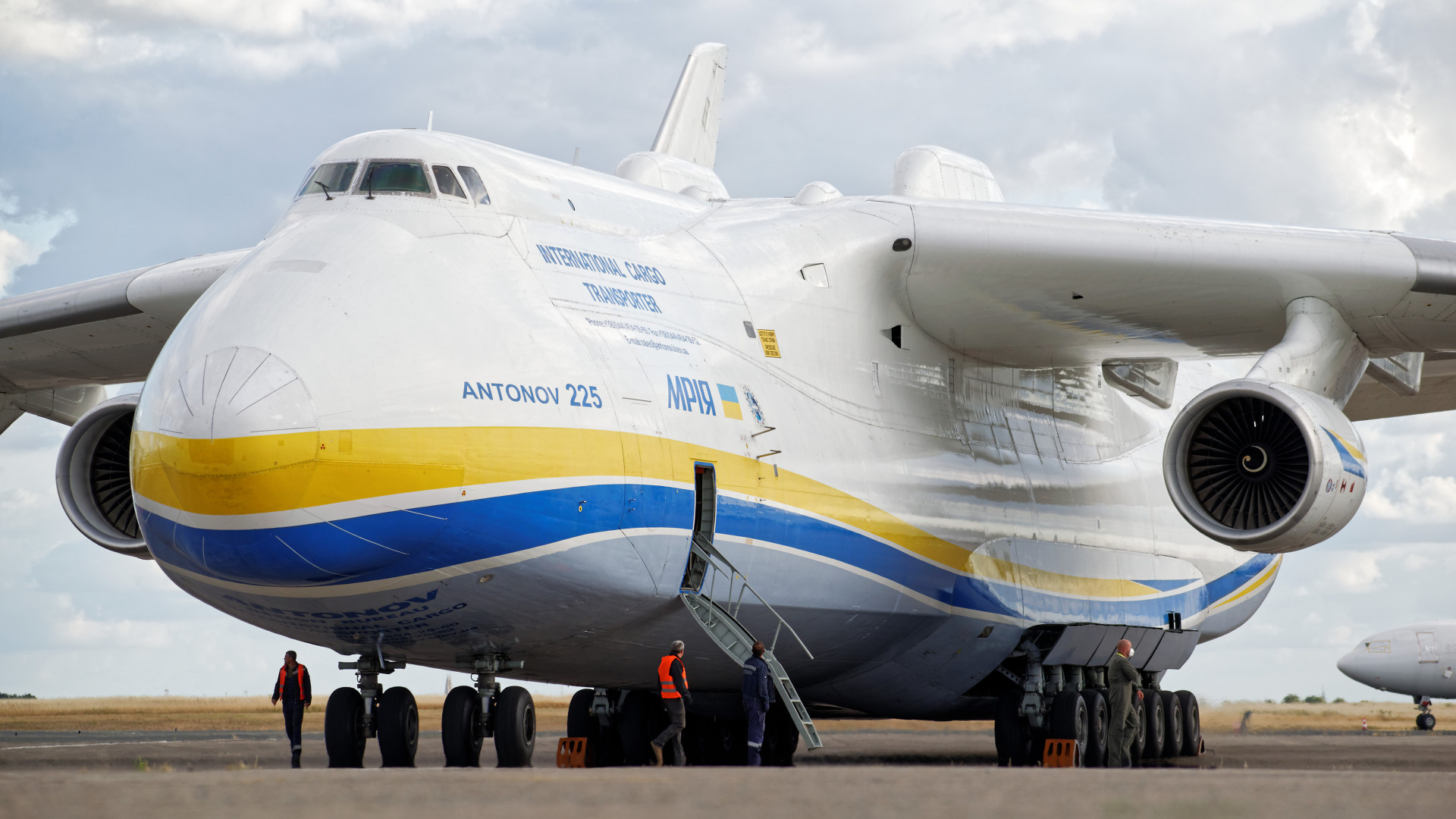 The investigation begins: the authorities will discover from the dawn of the largest plane in the world
