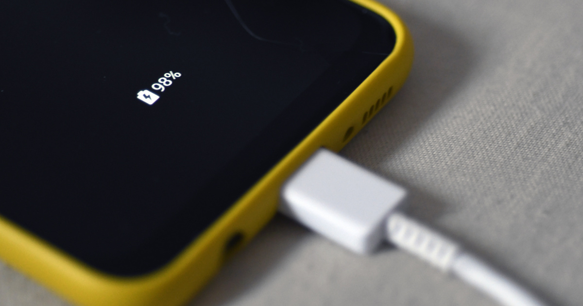 You wouldn't even imagine the cost of charging a phone: some companies will save on this - Terasz